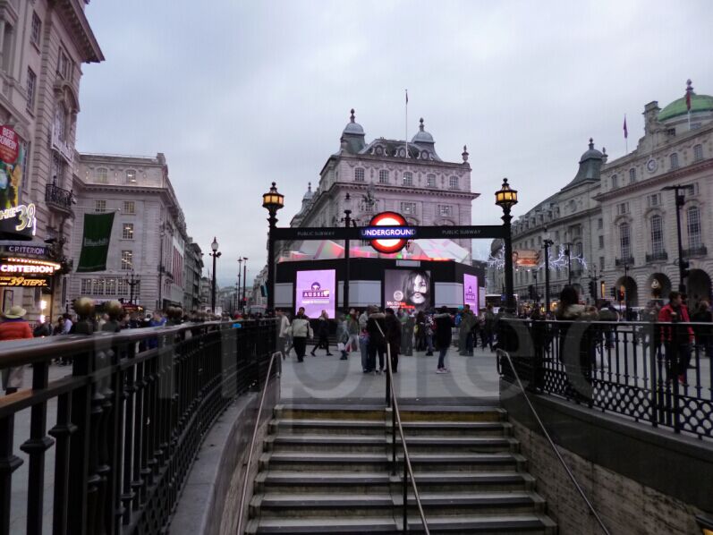 P3.9 outdoor rental LED screen case of Eros at Christmas