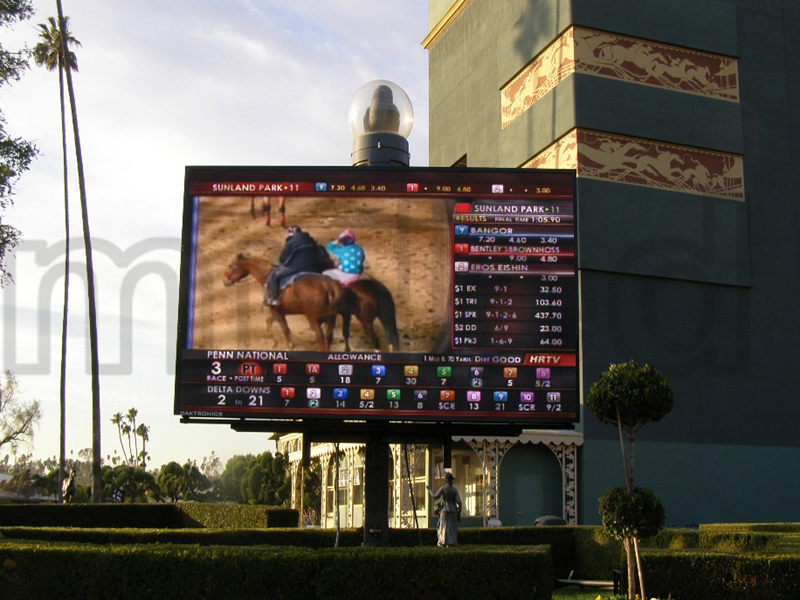 88 Square meters P13 outdoor led billboard installed in Fran