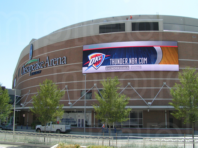 P4 outdoor led screen shining in ChesapeakeArena Shopping C