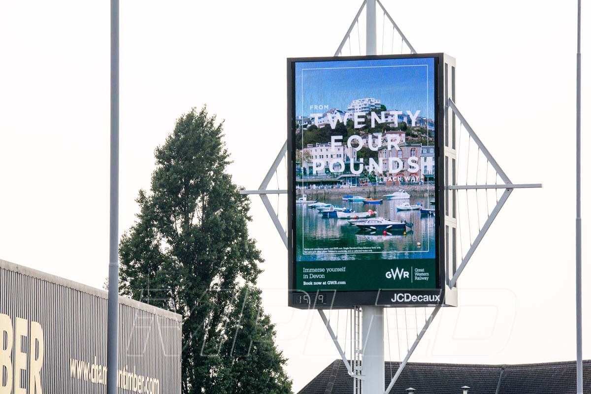 Outdoor P10 led billboard display screens signs in Middlesex