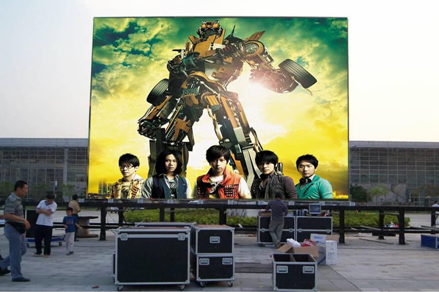 What components can change the cost of hd tv big outdoor led screen?